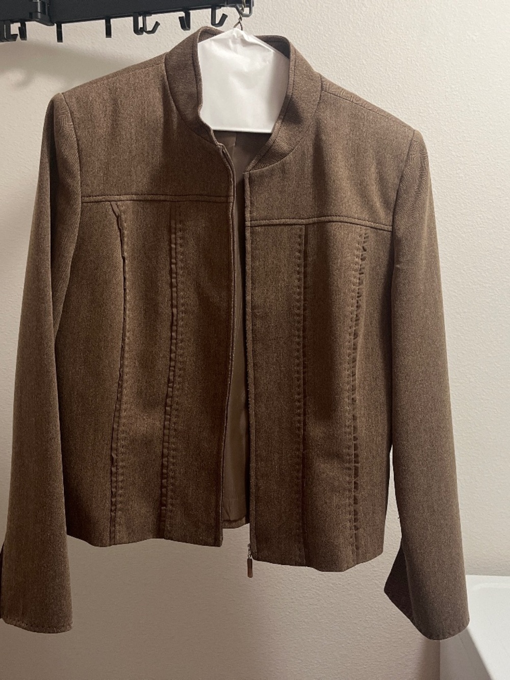 Larry Levine Suits - brown blazer with ruffle detail